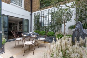 Outdoor dining - First Street III by onefinestay (London)