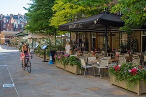 Outdoor dining - First Street III by onefinestay (London)