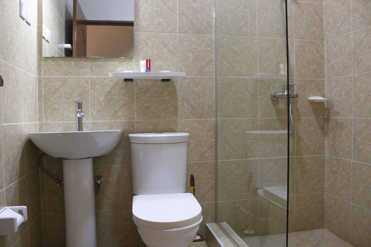 Shower, rainfall showerhead, free toiletries, soap
