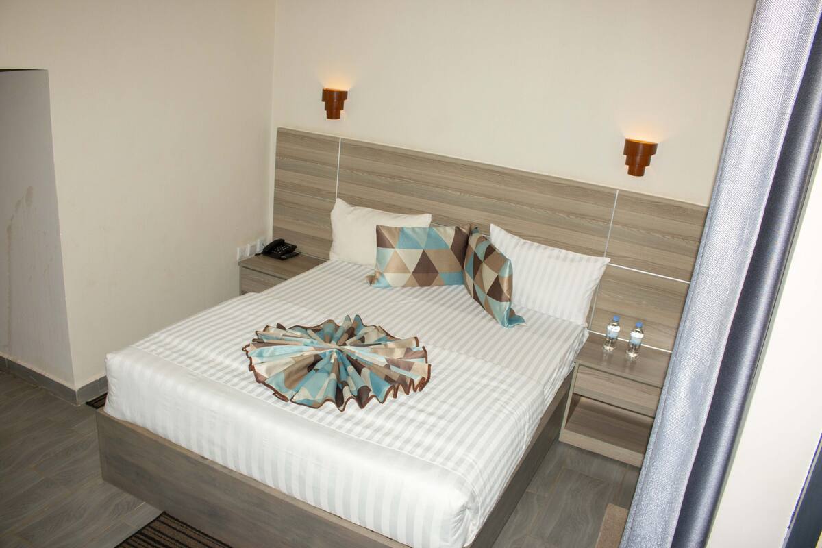 Basic Room | Egyptian cotton sheets, premium bedding, down comforters, pillowtop beds