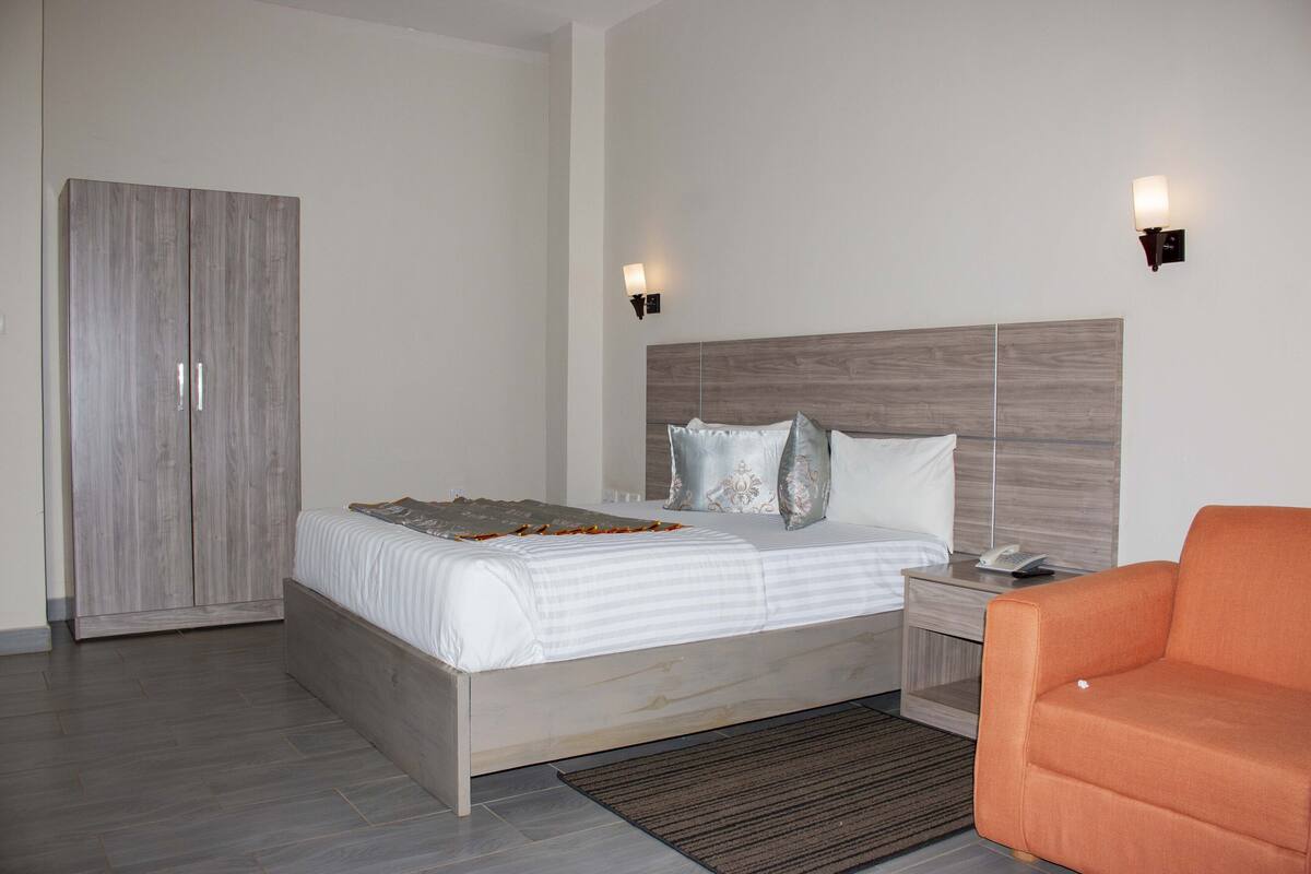 Family Room | Egyptian cotton sheets, premium bedding, down comforters, pillowtop beds