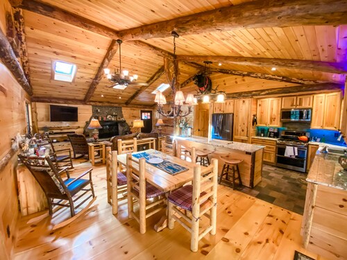 Luxury Spa Cabin by the Creek w Hot Tub, Luxury Spa Cabin by the Creek w/ Hot Tub