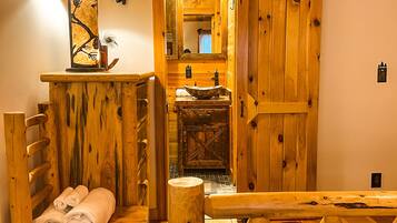 3 habitaciones, tabla de planchar con plancha, internet y ropa de cama