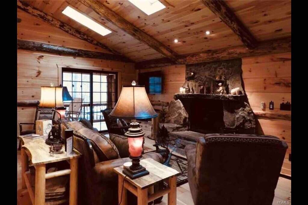 Modern Western Catskills Cabin by the Creek w Hot Tub, Gorgeous Modern Cabin by the Creek in the Wes