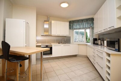 4 bedroom + 2 BTH + sauna + Parking in Old Town