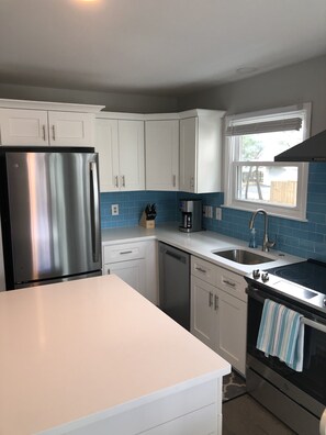 冷蔵庫、電子レンジ、オーブン、コンロ