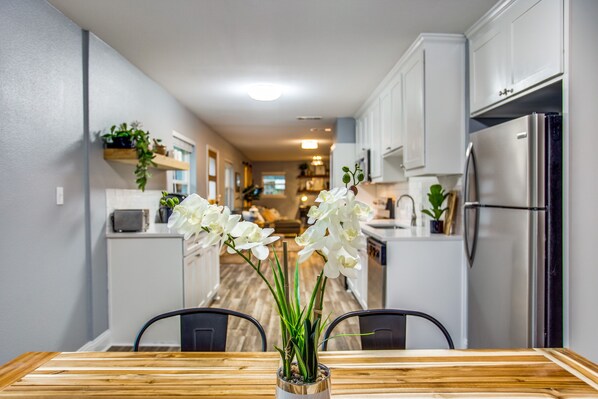 Fridge, microwave, oven, stovetop - Hideaway of Fort Worth- West of downtown (Fort Worth)