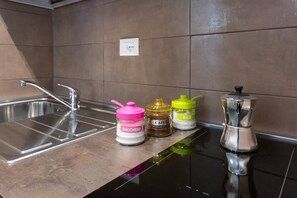 Comfort Apartment | Private kitchen | Microwave, stovetop, cookware/dishes/utensils - Nizza Studio Apartments (Turin)