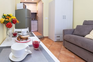 Comfort Apartment | Living room | 24-inch flat-screen TV with cable channels, TV - Nizza Studio Apartments (Turin)