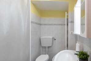Comfort Apartment | Bathroom | Shower, hair dryer - Nizza Studio Apartments (Turin)