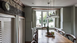 Dining - Plum Guide - The Duck Feather (Ilminster)