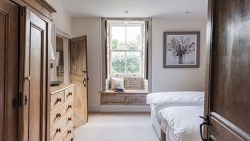 2 kamar tidur dan setrika/meja setrika