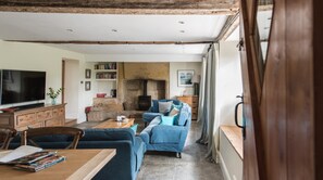 TV, pendiangan, buku-buku 