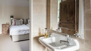 2 bilik tidur, seterika/papan seterika 