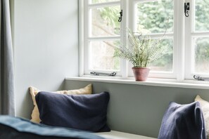 Interior - Plum Guide - Under The Thatch (Ilminster)