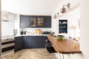 Dining tables - Plum Guide - Austen's Dream (Bath)