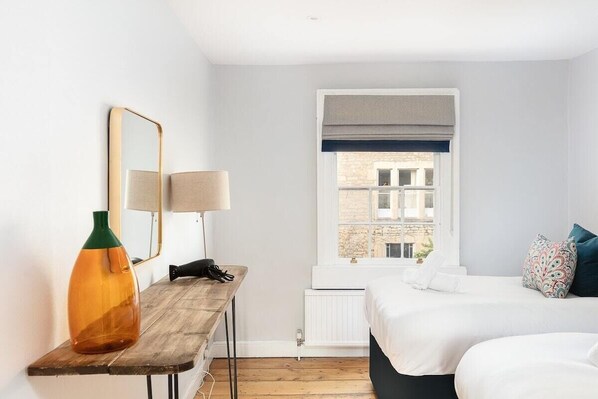 2 bedrooms, iron/ironing board - Plum Guide - Austen's Dream (Bath)