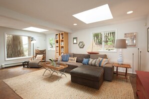 TV, fireplace - Plum Guide - Bay Bliss (Centerport)