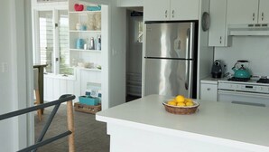 Microwave, dishwasher - Plum Guide - Bay Bliss (Centerport)
