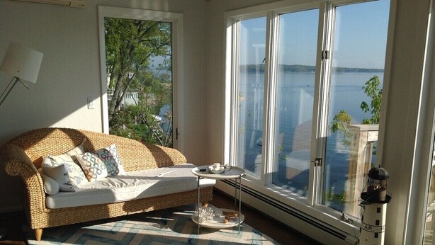 TV, fireplace - Plum Guide - Bay Bliss (Centerport)