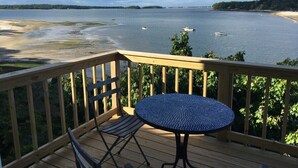 Outdoor dining - Plum Guide - Bay Bliss (Centerport)