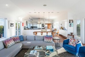 TV, fireplace, DVD player - Plum Guide - Ocean Spray (Amagansett)