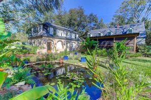 Property grounds - Plum Guide - Secret Garden (Charleston)