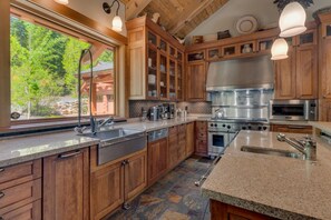 Coffee/tea maker, cookware/dishes/utensils