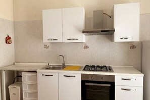 Réfrigérateur, un four, surface de cuisson, cafetiÚre-théiÚre