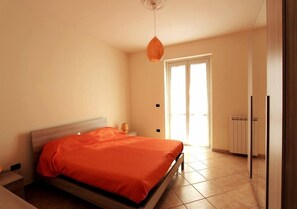 3 bedrooms, desk, WiFi, bed sheets