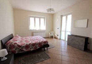 3 多间卧室、办公桌、WiFi、床单