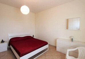 3 bedrooms, desk, WiFi, bed sheets