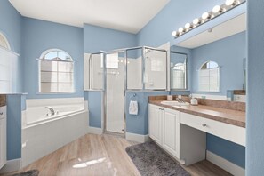 Combined shower/tub, hair dryer, towels