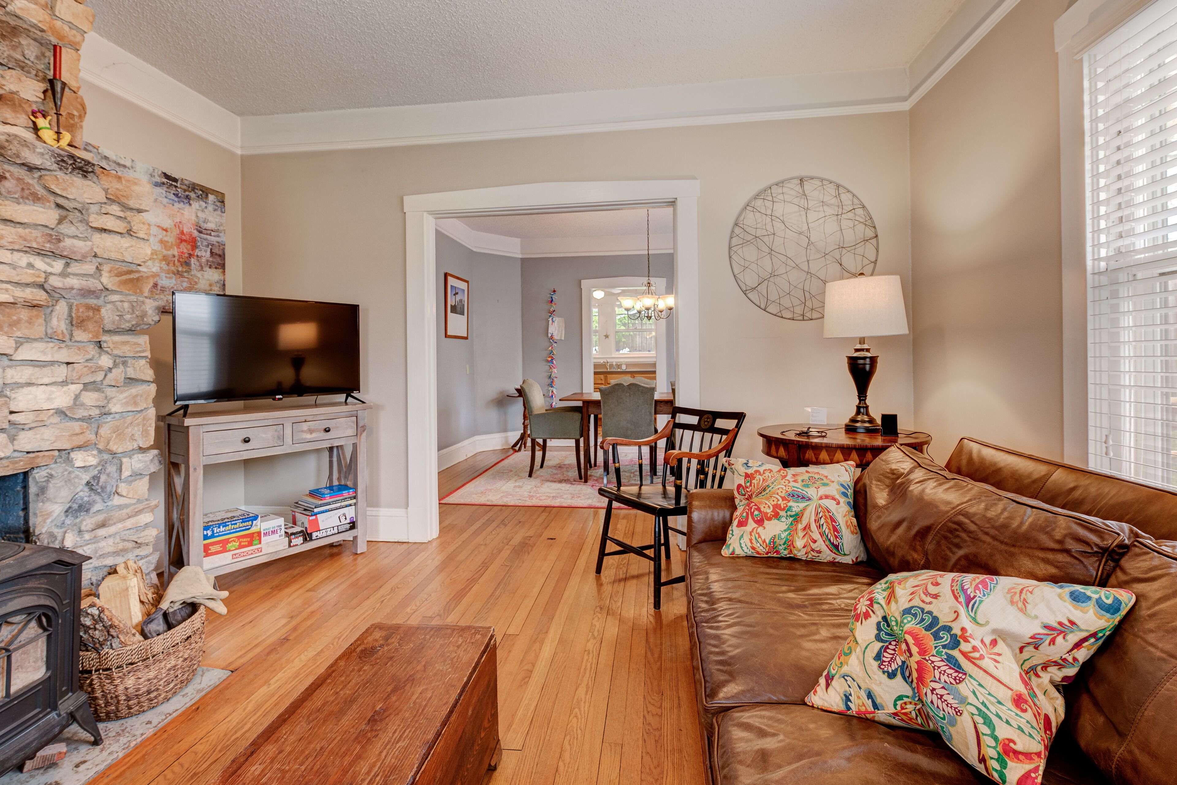 Lovely Arts & Crafts Bungalow in downtown Black Mountain - 15mins from Asheville