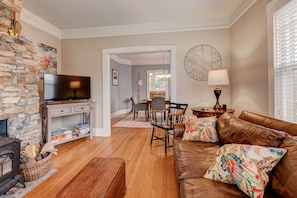 Smart TV, fireplace, offices - Lovely Arts & Crafts Bungalow in downtown Black Mountain - 15mins from Asheville (Black Mountain)