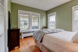3 bedrooms, travel cot, WiFi, bed sheets - Lovely Arts & Crafts Bungalow in downtown Black Mountain - 15mins from Asheville (Black Mountain)