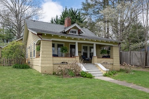 Exterior - Lovely Arts & Crafts Bungalow in downtown Black Mountain - 15mins from Asheville (Black Mountain)
