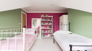 4 Schlafzimmer, Bügeleisen/Bügelbrett