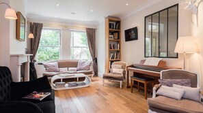 تلفزيون، مدفأة، مشغل دي في دي، كُتُب