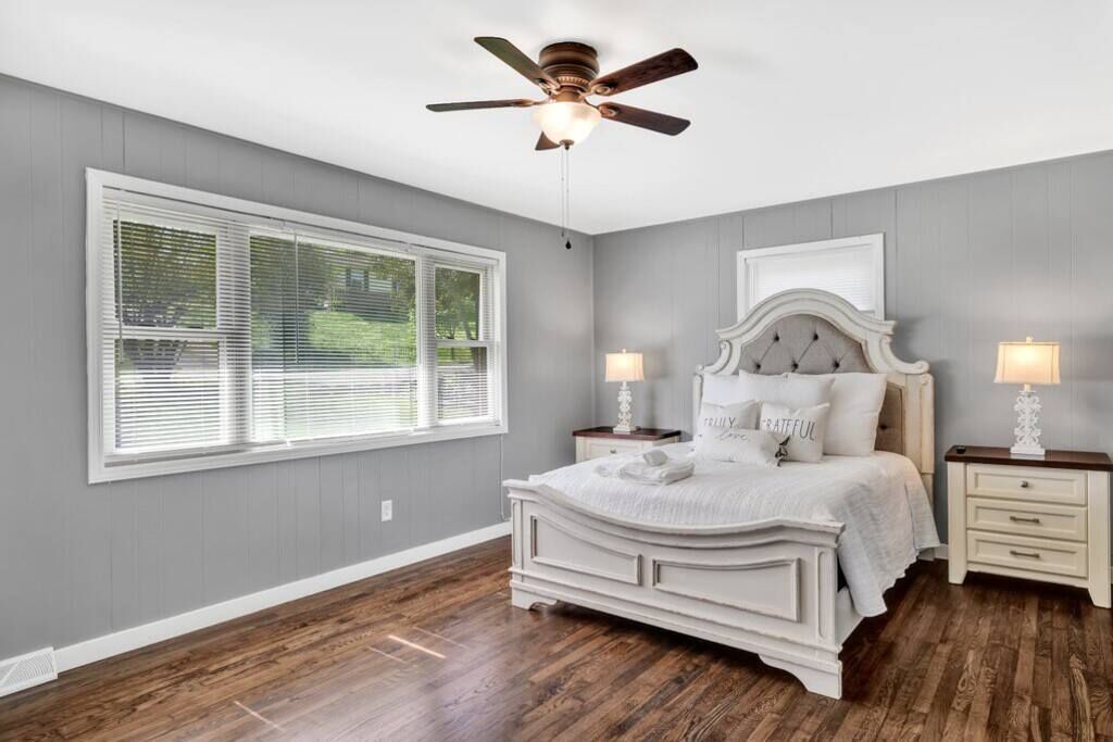 4 bedrooms, iron/ironing board, WiFi, bed sheets