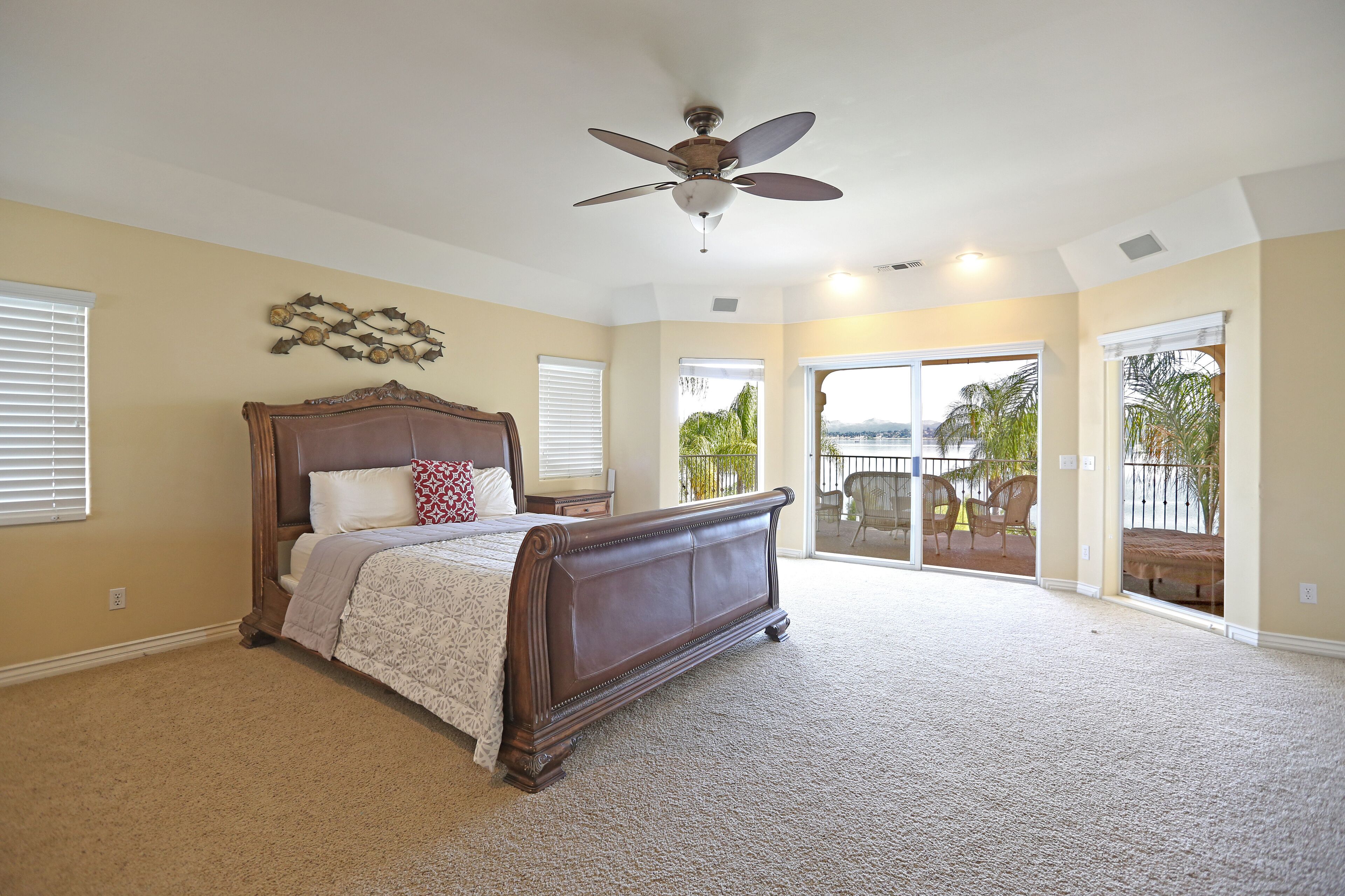 Lakeside Mansion Waterfront 16 king beds Family Reunions + Events!