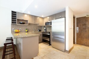 Réfrigérateur, four à micro-ondes, un four, surface de cuisson