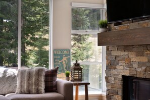 Smart TV y chimenea 