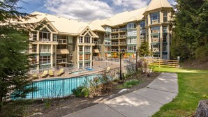 Un hôtel doté d’une piscine, de plusieurs balcons et d’un jardin aménagé.