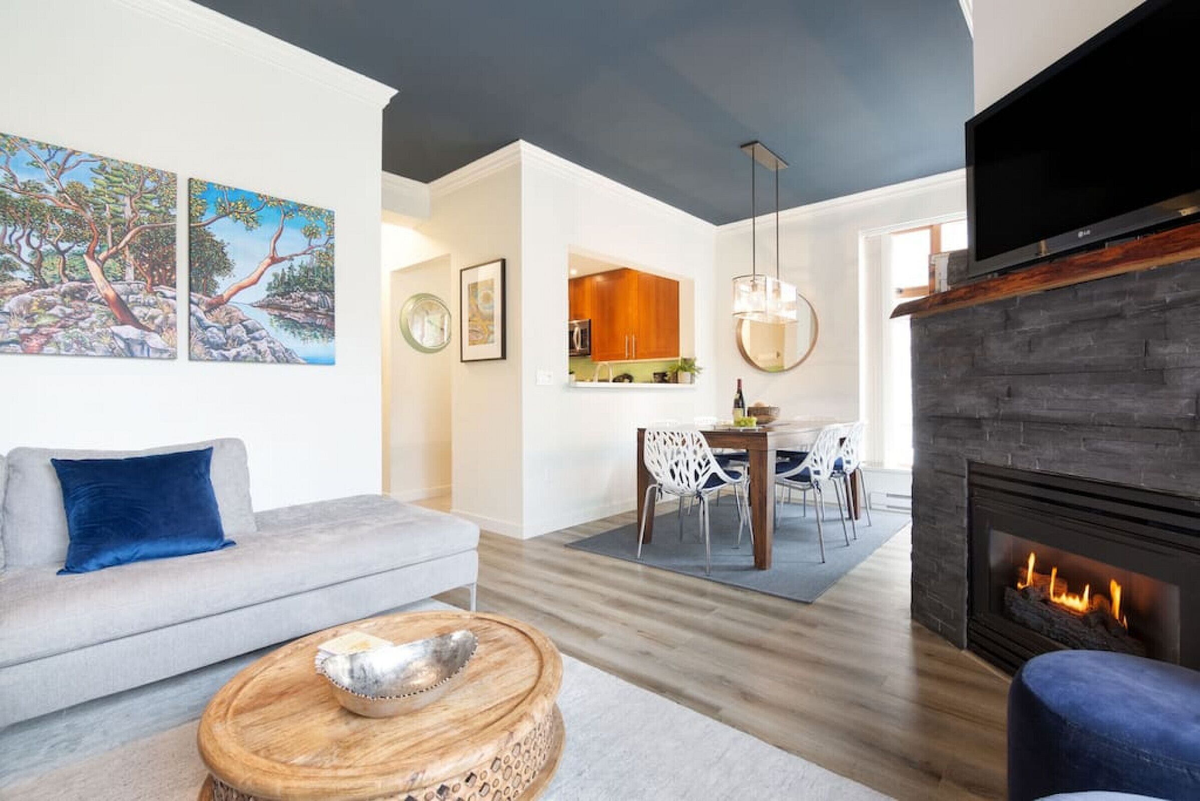 Televisie en een open haard