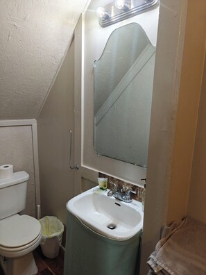 Douche, séchoir à cheveux, serviettes fournies, savon