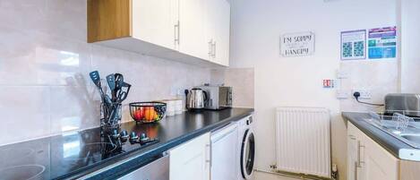 Jääkaappi, mikroaaltouuni, uuni, liesi