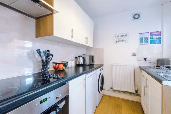 Refrigerador, microondas, horno, placa de cocina