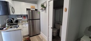 Refrigerador, microondas, cafetera y tetera y tostadora 