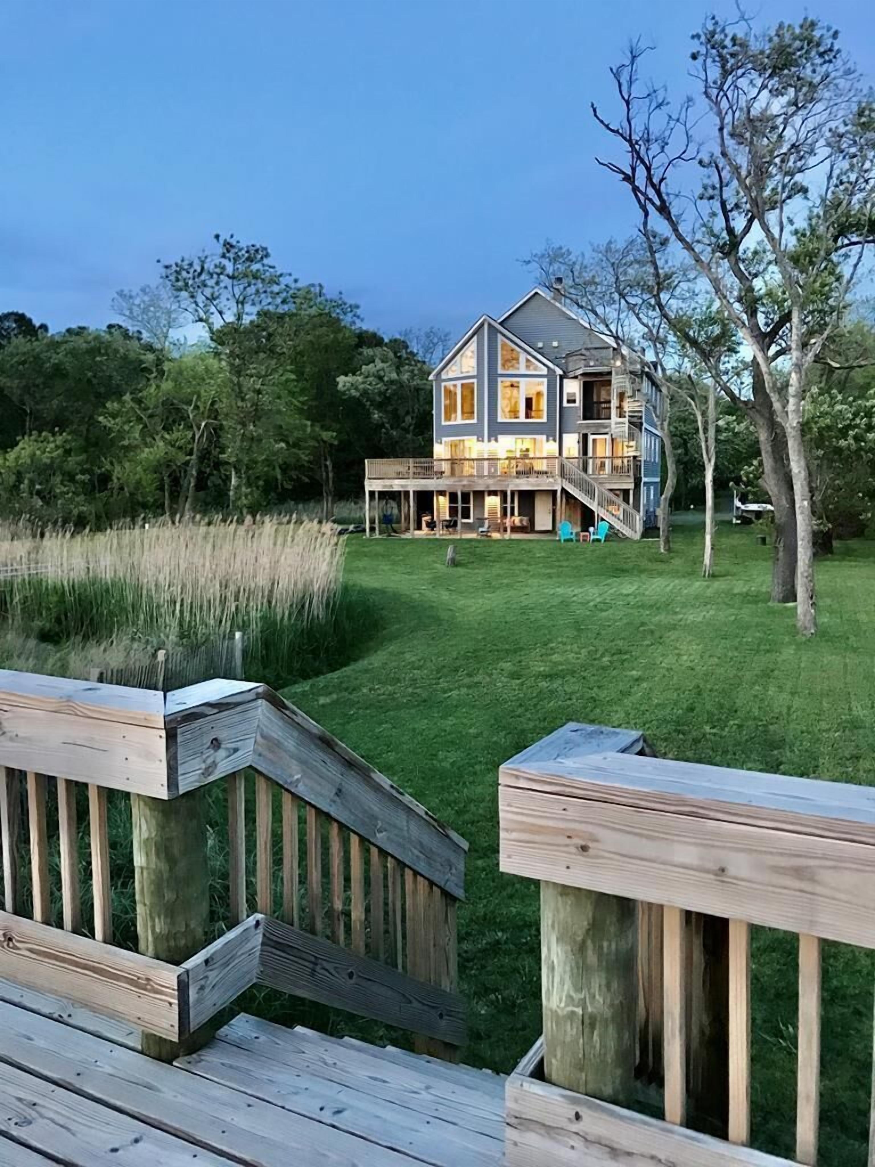 GORGEOUS CUSTOM BUILT 6 Bed, 5 Bath BEACHFRONT HOME WITH PRIVATE BEACH!